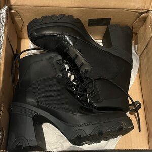 Sorel Black Lace Up Women's Boots w box